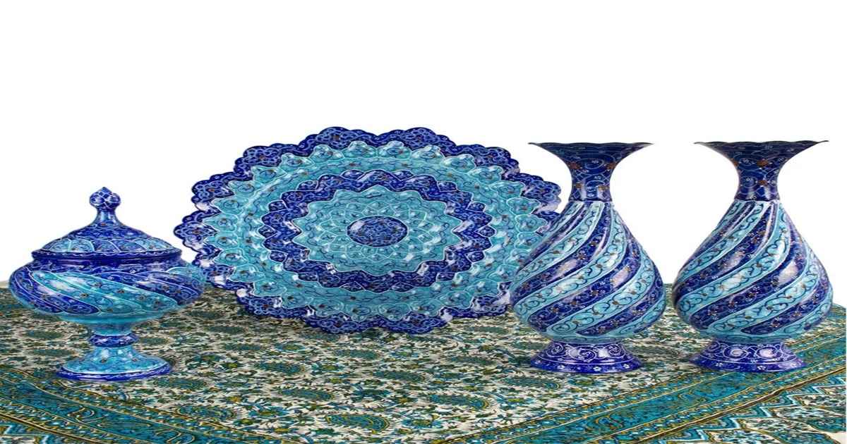 قرار دادن یک بشقاب میناکاری روی دیوار یا داخل ویترین، یک ایده تزین خانه سنتی است.