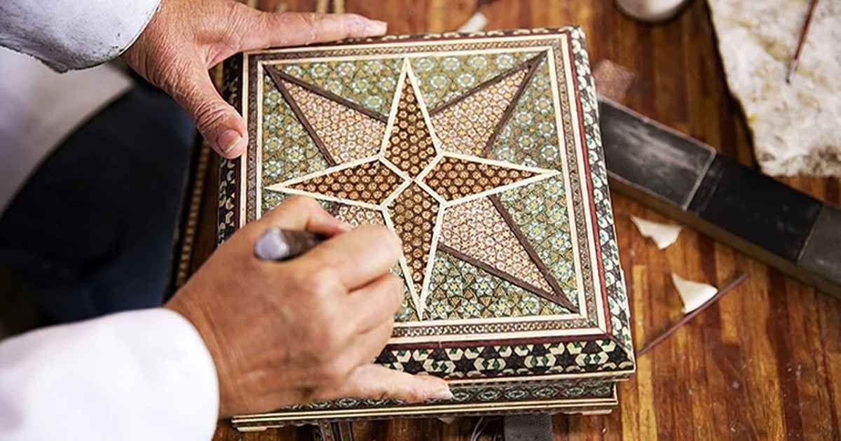 در مراحل خاتم کاری چگونه انجام می شود، پیش از شروع چسباندن قطعات، طرح کلی مشخص میگردد.