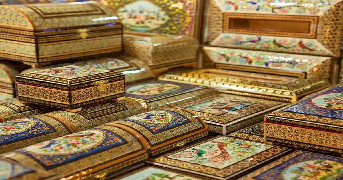 یکی از معروف ترین سوغاتی های ایران، خاتمکاری است.
