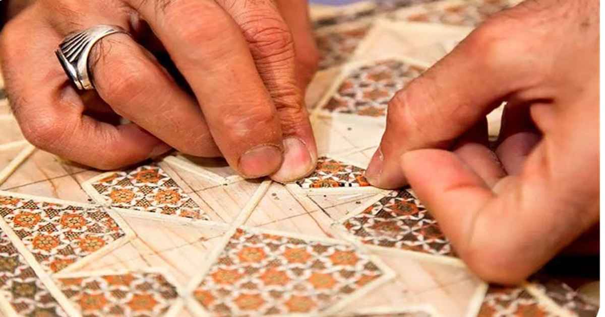 یکی از اساسیترین مراحل در پاسخ به این پرسش که خاتم کاری چگونه انجام می شود، ساخت گل خاتم است.
