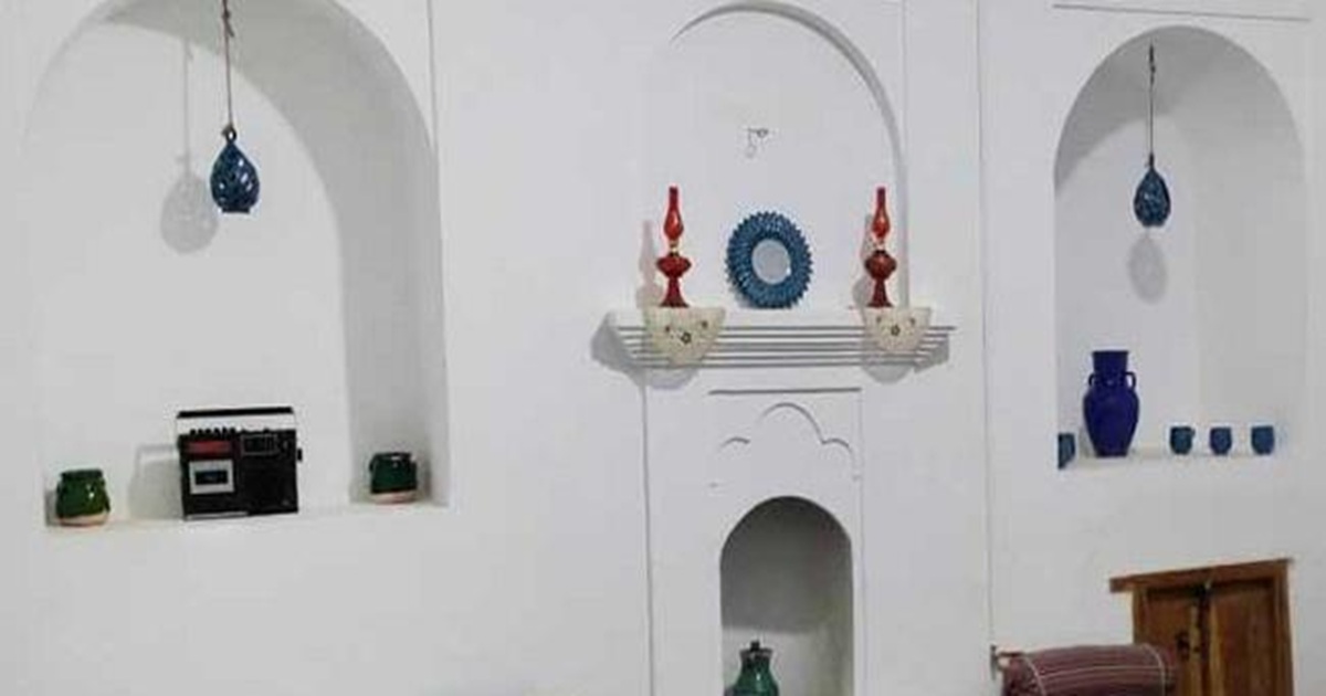 یک ایده تزیین خانه سنتی با طاقچههای دکوراتیو است.