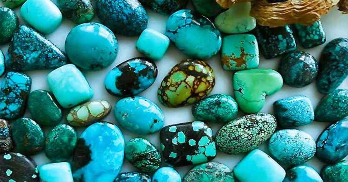 فیروزه نیشابور یکی از معروف ترین سوغاتی های ایران است.