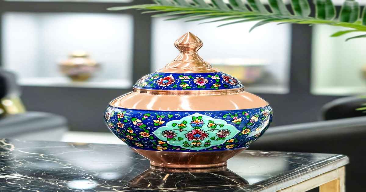 گزینهای دیگر به عنوان بهترین هدیه سنتی برای نوروز، قندان مس و پرداز است.