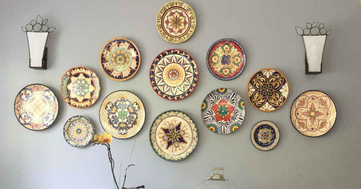 یک ایده تزیین خانه سنتی برای دیوارها استفاده از تابلو است.