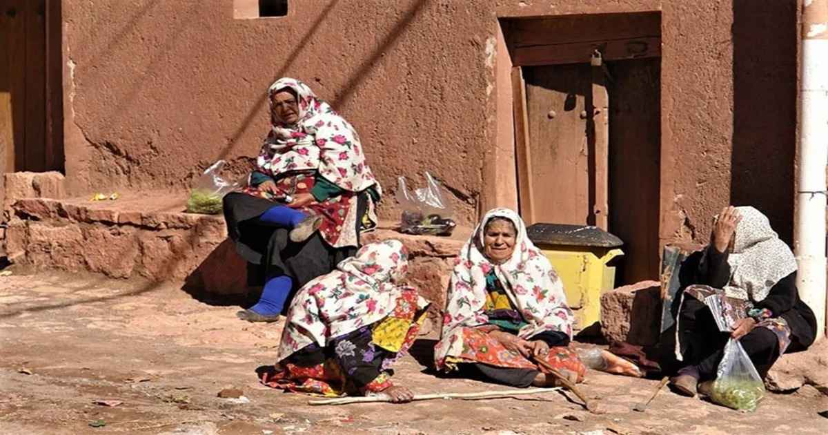 لباس زنان ابیانه، یکی دیگر از لباس های محلی زنانه است.