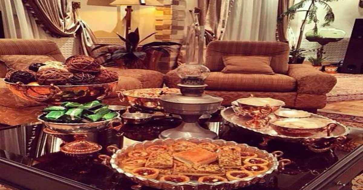 ایده دیگر برای تزیین خانه سنتی، استفاده از سینی و ظروف مسی تزئینی روی میز پذیرایی است.