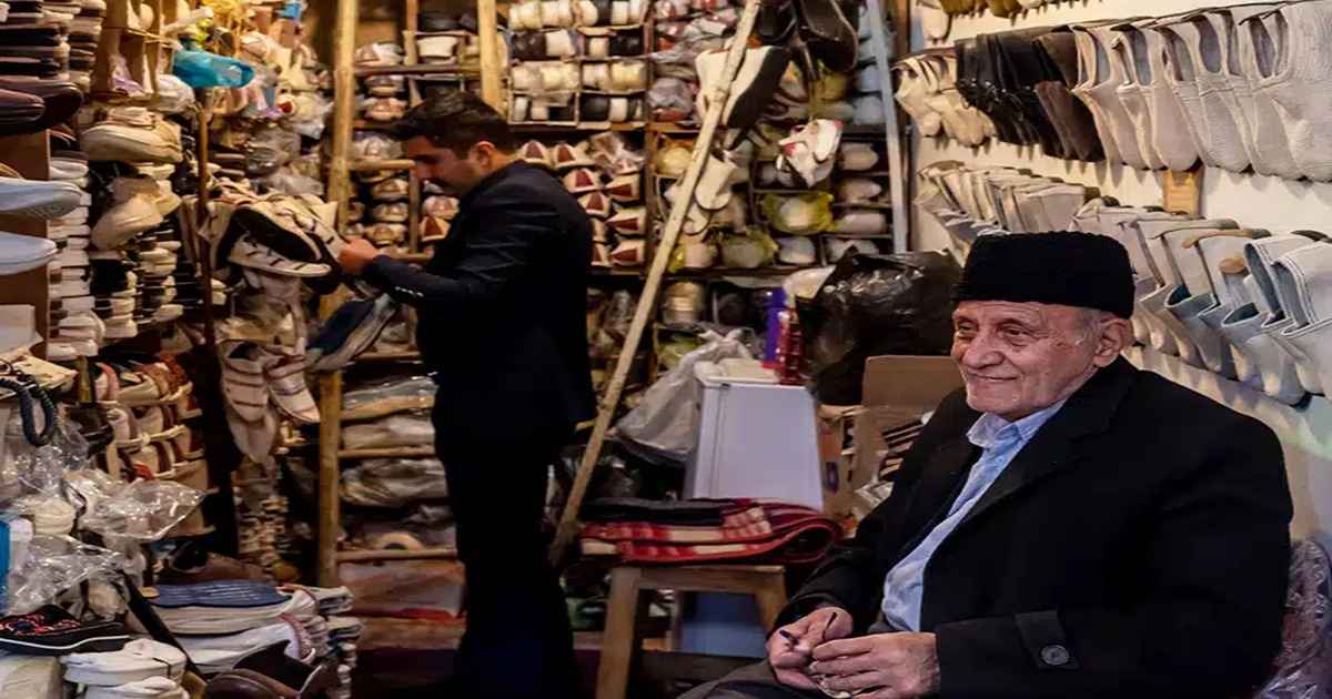 یکی دیگر از معروف ترین سوغاتی های ایران، گیوه است.