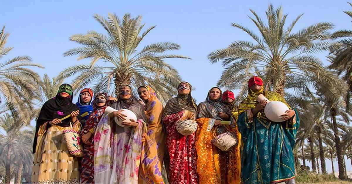 لباس زنان بندر، از دیگر لباس های محلی زنانه است.