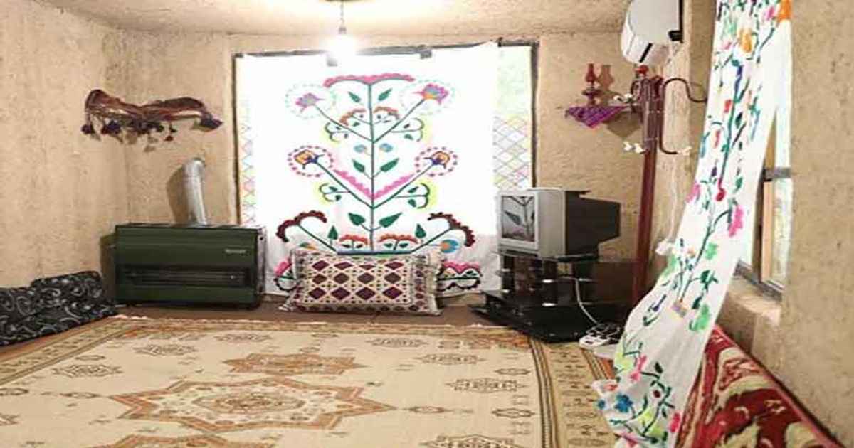 ایده دیگر برای تزیین خانه سنتی، پردههای پارچهای با گلدوزیهای سنتی یا نقوش قلمکار هستند.