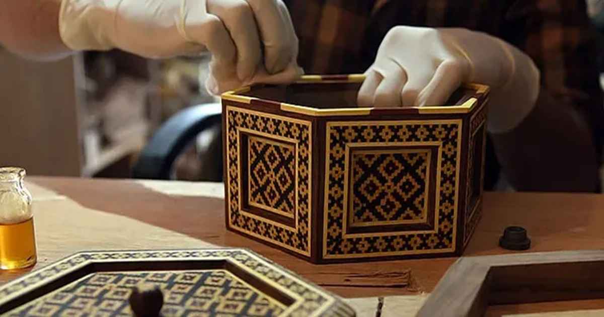 مرحله بعدی از خاتم کاری چگونه انجام می شود،چسباندن ورقه های خاتم است.