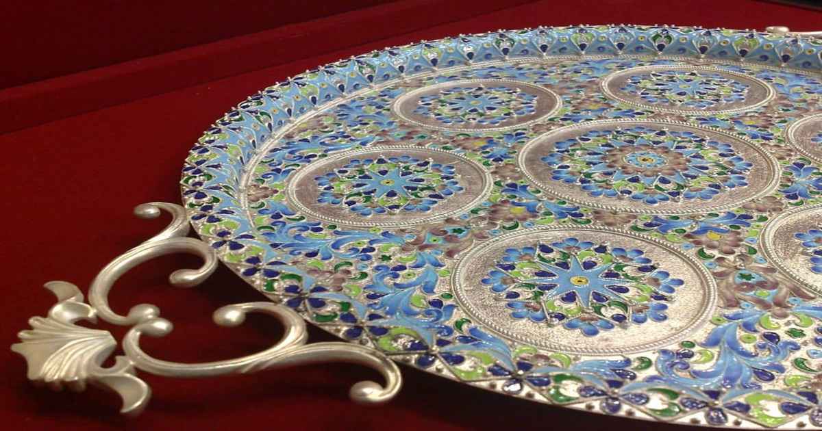 میناکاری از درخشانترین و معروف ترین سوغاتی های ایران است.