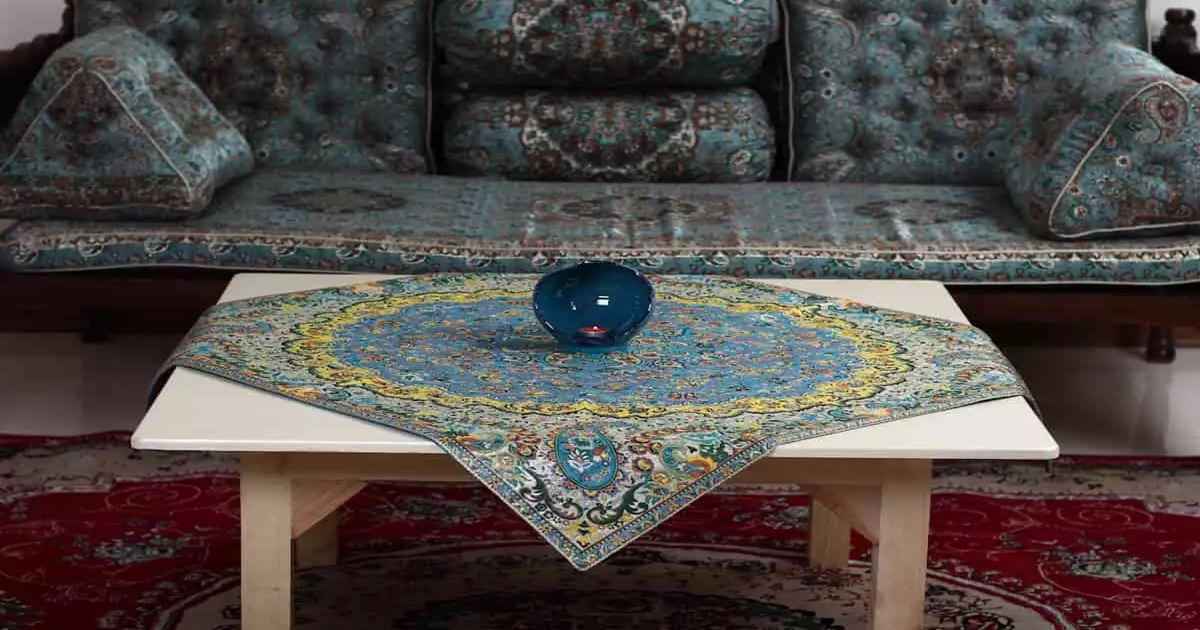 یکی دیگر از ایده تزیین خانه سنتی، استفاده از رومیزیهای گوناگون است.