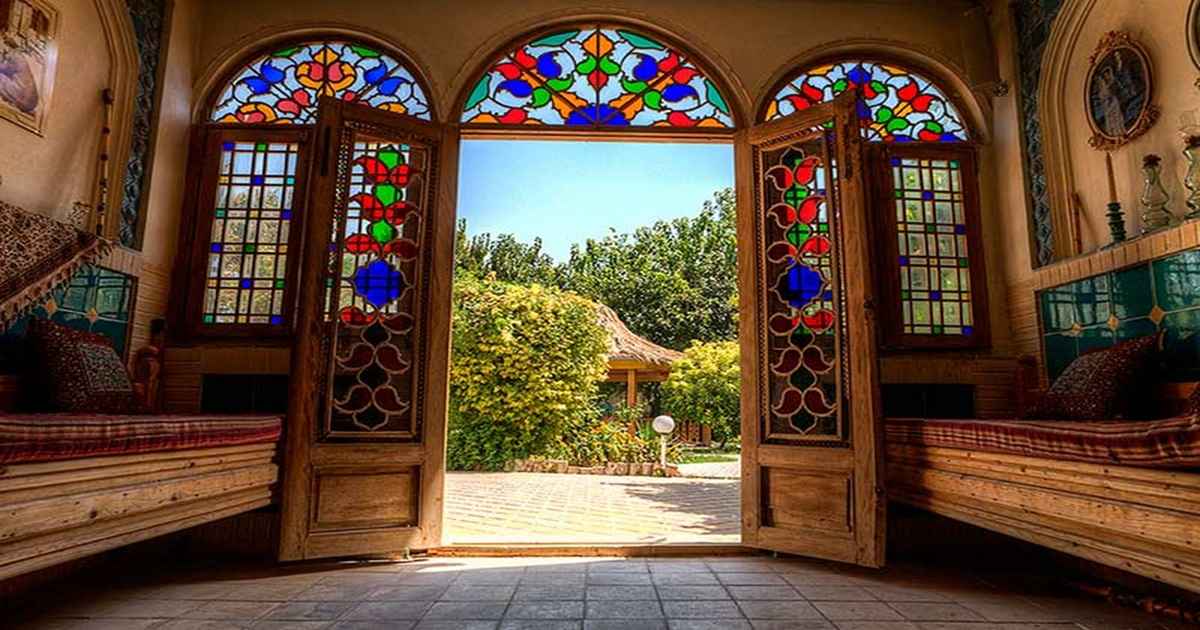 دیگر ایده تزیین خانه سنتی، میتواند یک پنجره چوبی با شیشههای رنگی باشد.
