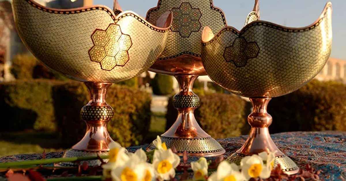 قبل از پرداختن به موضوع خاتم کاری چگونه انجام می شود، به معرفی خاتم کاری میپردازیم.